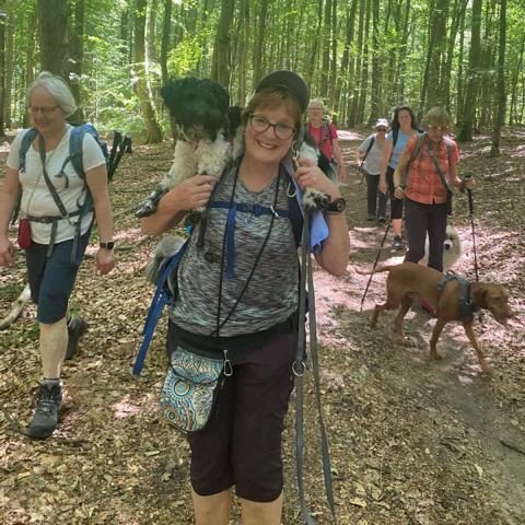Gruppenerlebnis Spessart Fröhliche Teilnehmerin mit Hund auf der Schulter