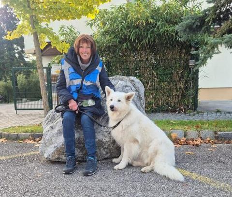 Kundin Andrea mit Zuzu Frau mit weißem Schäferhund