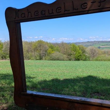 Ausblick während Pause Sankt Wendeler Land Blick durch einen Bilderrahmen in die Landschaft