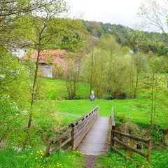 Brücke über Bach Kleiner Wasserlauf zwischen Steinen